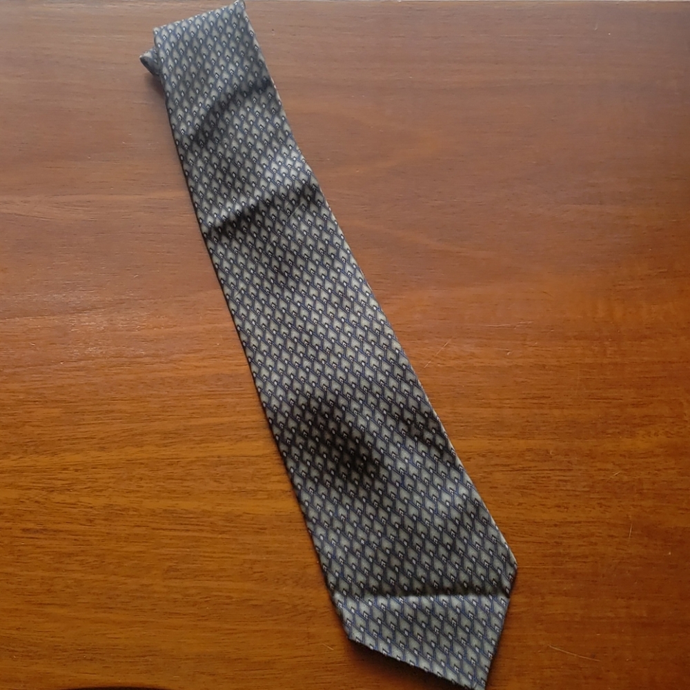 Van heusen silk tie